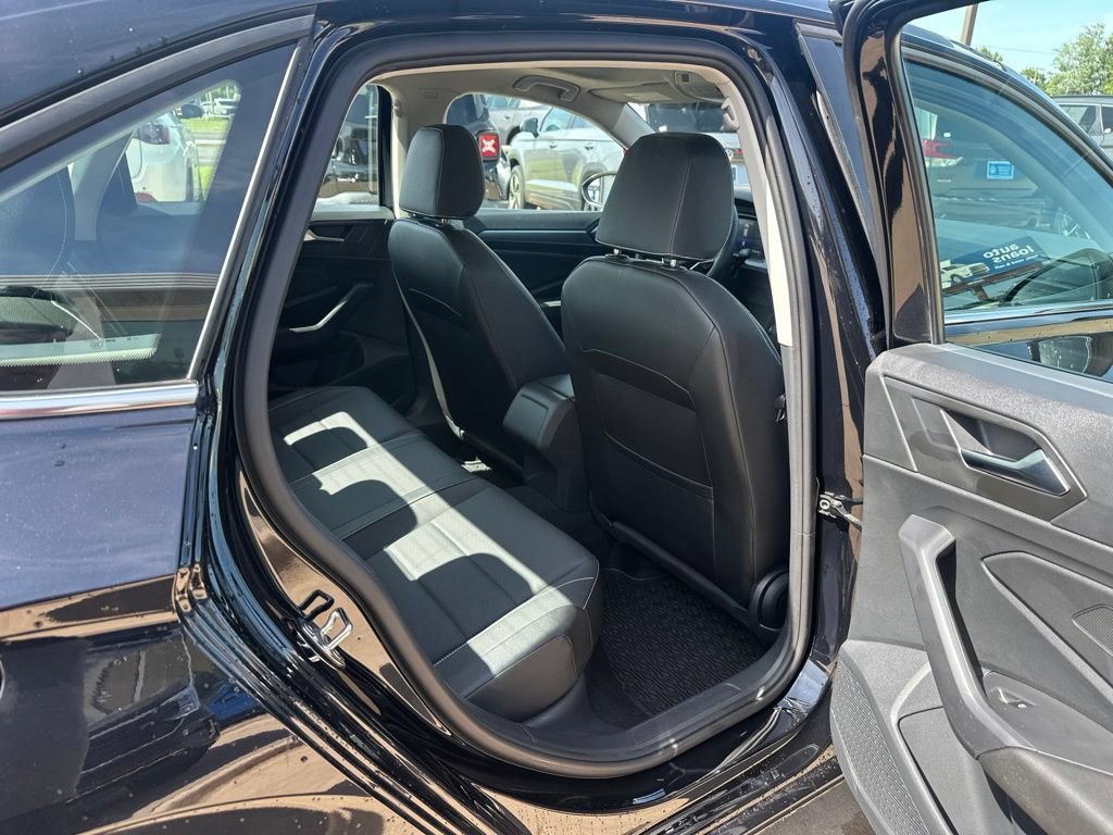 Used 2024 Volkswagen Jetta SE w/ Panoramic Sunroof Package FWD image 17