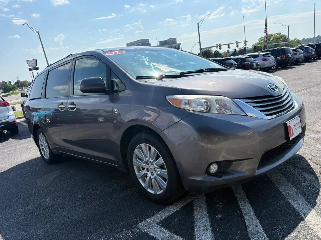 Used 2017 Toyota Sienna XLE Premium AWD/4WD image 7