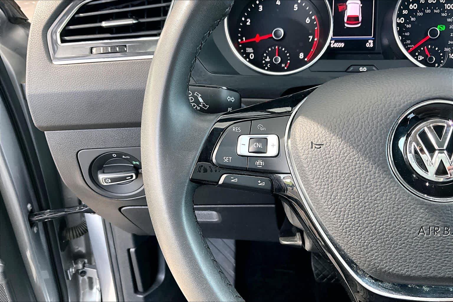 Used 2020 Volkswagen Tiguan SE w/ Panoramic Sunroof Package FWD image 24