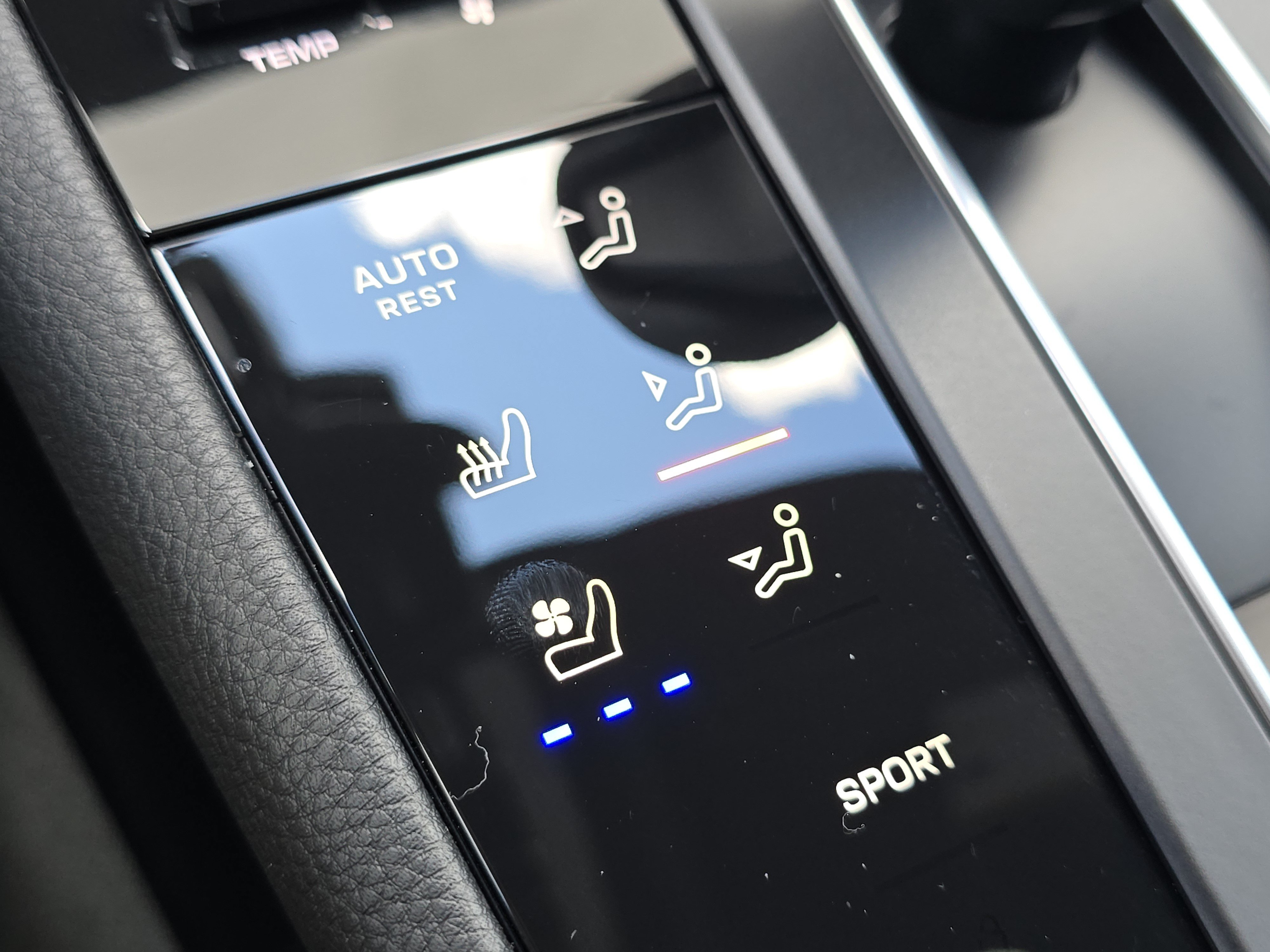 Certified 2025 Porsche Macan AWD/4WD image 27