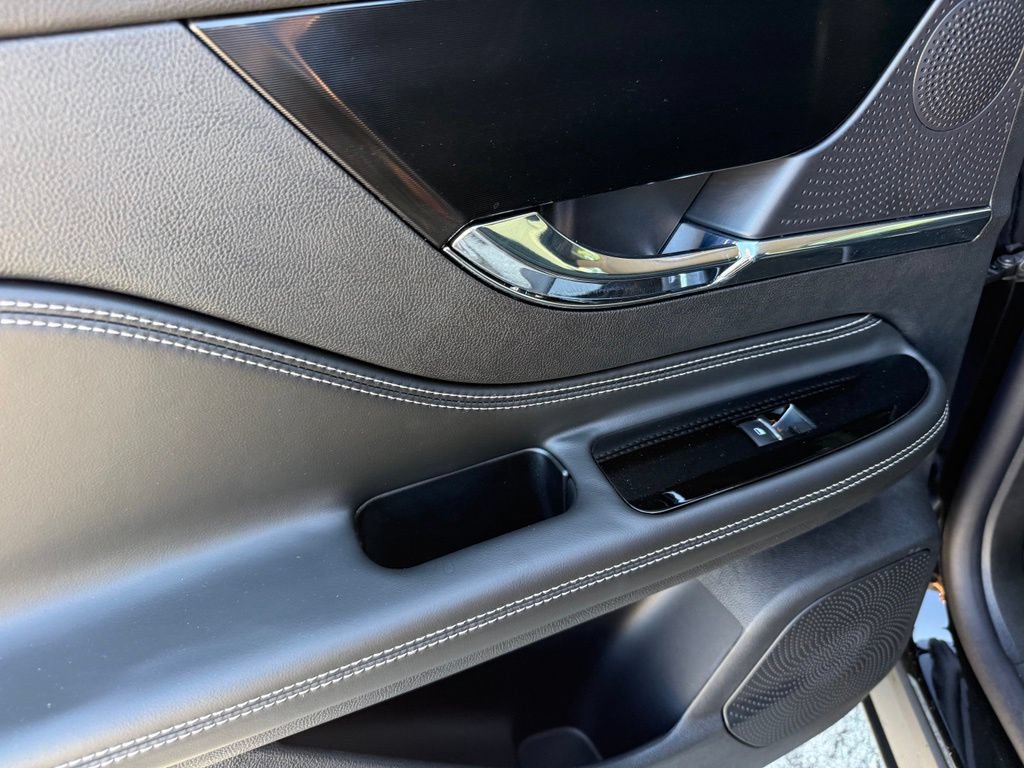 Used 2025 Lincoln Corsair AWD image 32