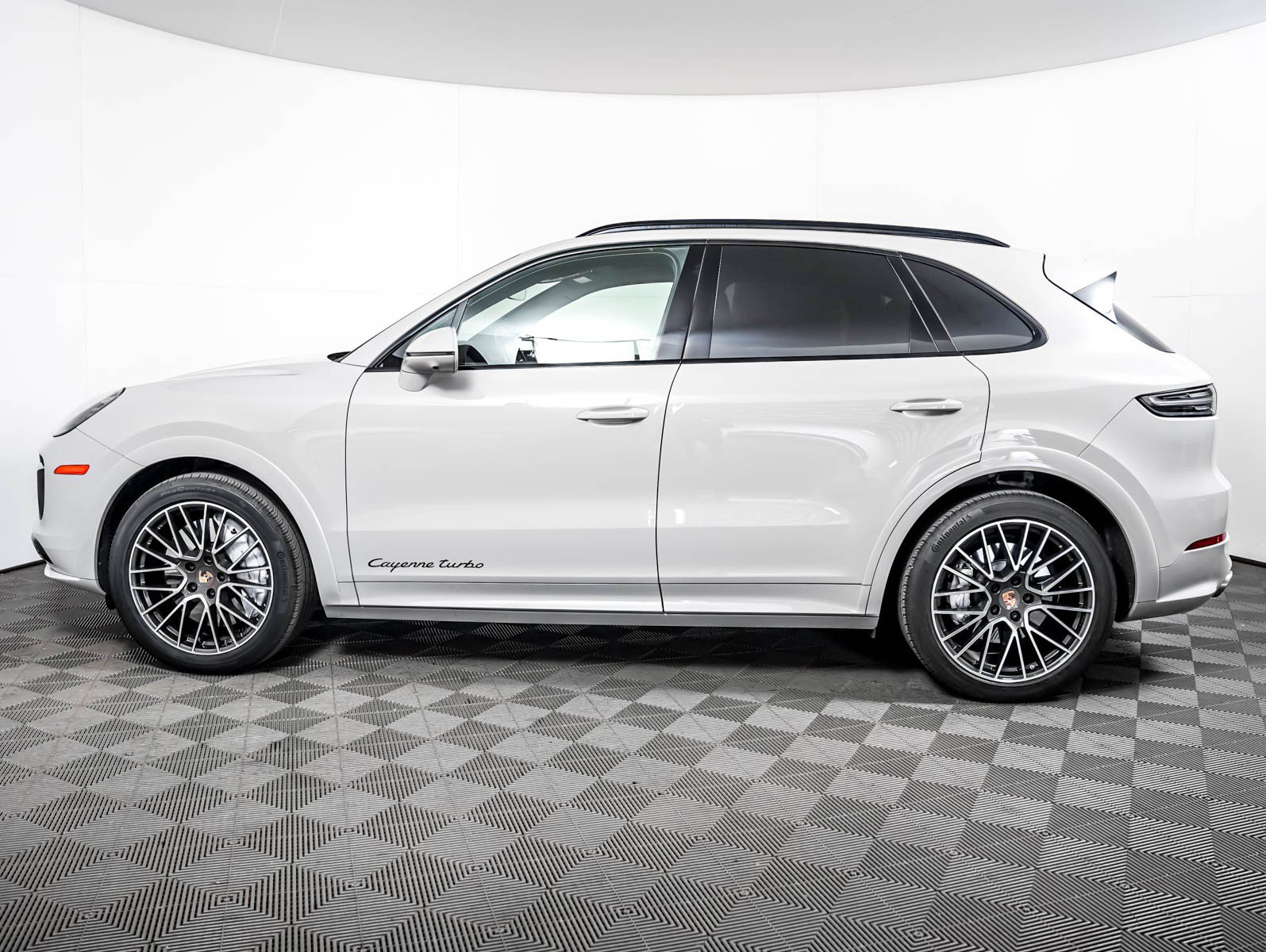 Certified 2023 Porsche Cayenne Turbo AWD/4WD image 2