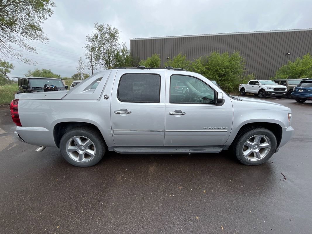 Used 2013 Chevrolet Avalanche LTZ RWD image 8