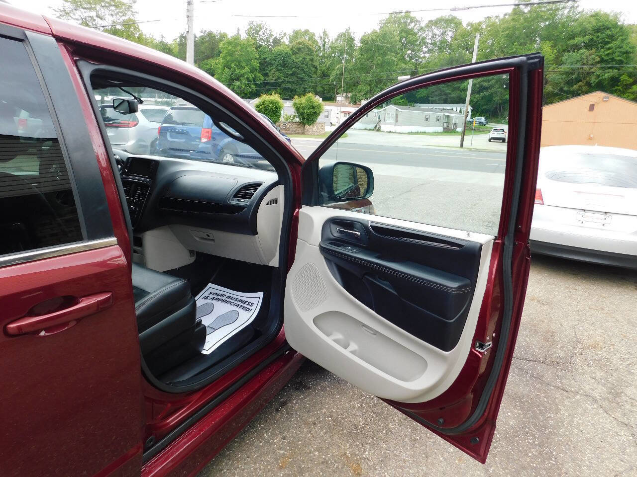 Used 2018 Dodge Grand Caravan SXT image 25