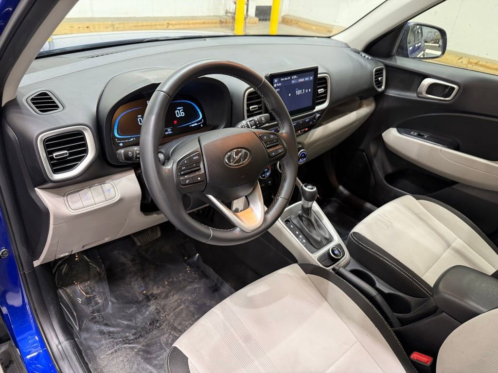 Used 2023 Hyundai Venue SEL image 22