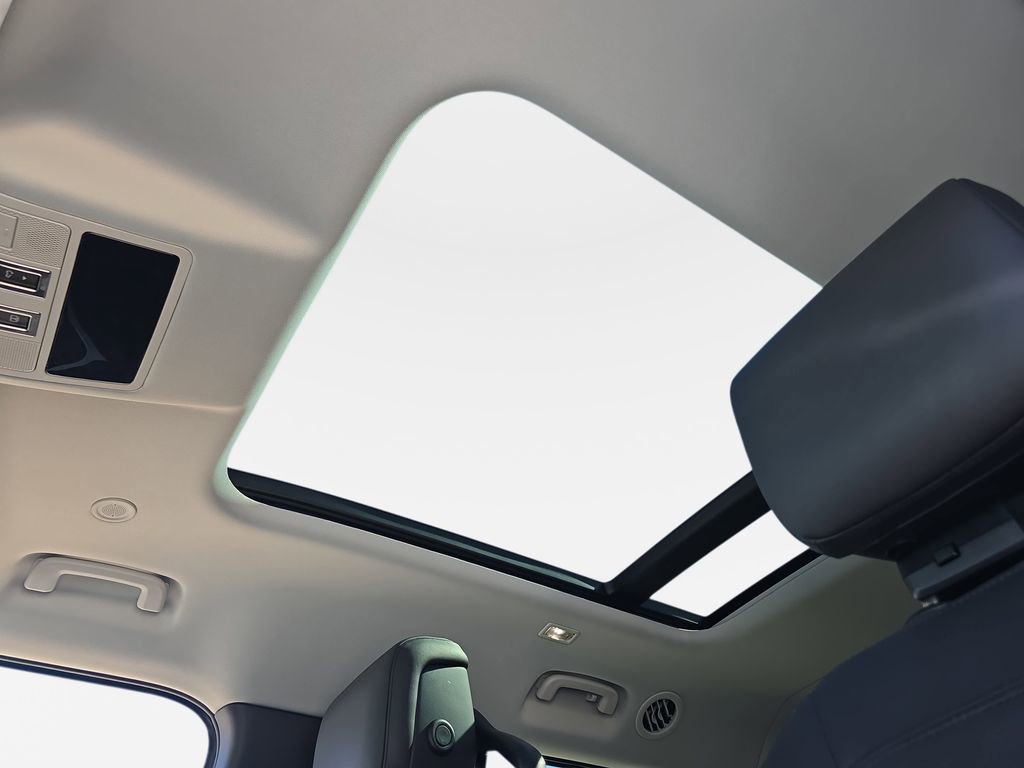 Used 2025 Land Rover Defender 130 X-Dynamic SE image 31