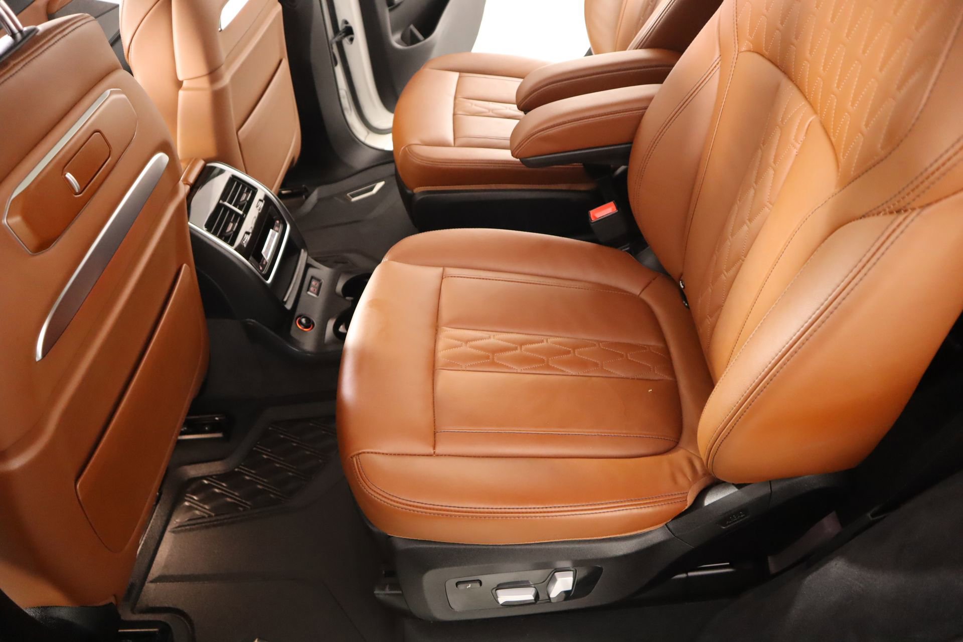 Used 2024 BMW X7 xDrive40i w/ Executive Package image 13