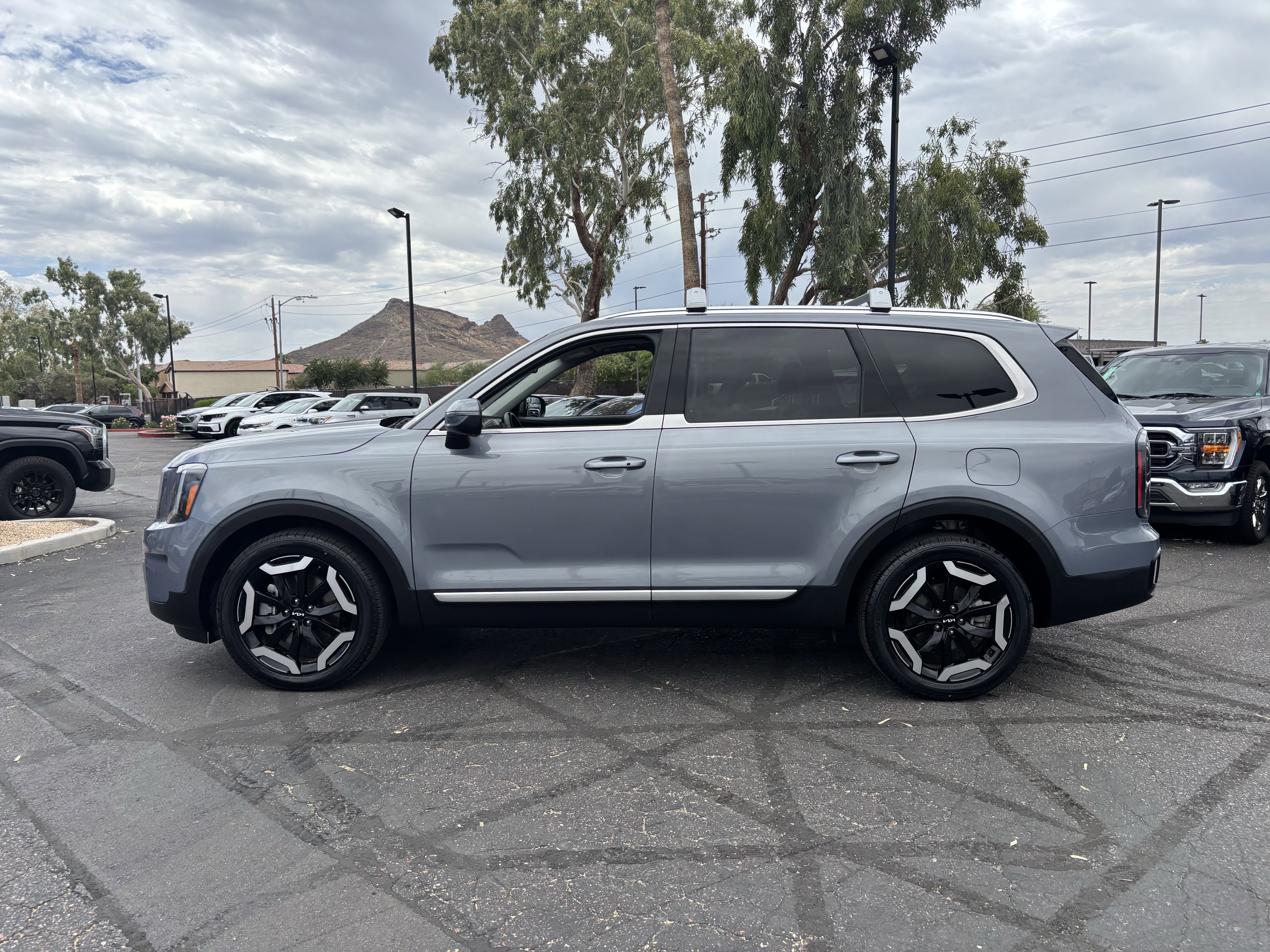 Used 2023 Kia Telluride EX w/ EX Captain's Chair Package AWD/4WD image 5