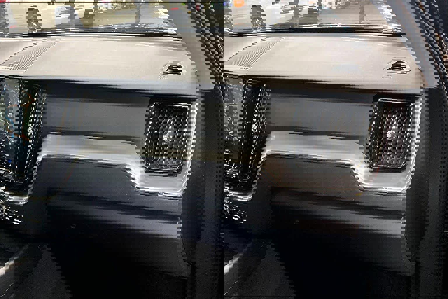 Used 2019 Volvo XC60 T8 Momentum w/ Advanced Package image 18