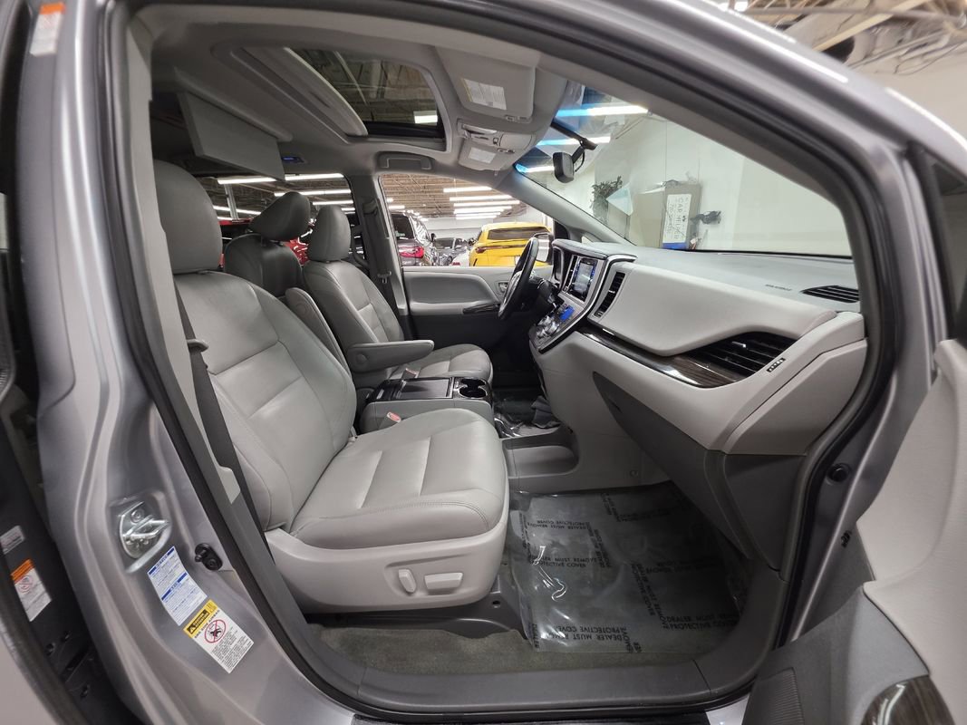 Used 2017 Toyota Sienna XLE Premium image 13