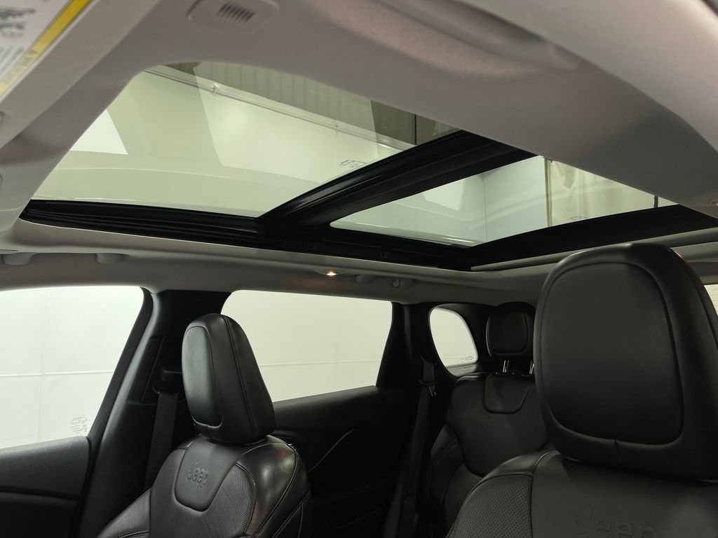 Used 2019 Jeep Cherokee Limited w/ Luxury Group image 11