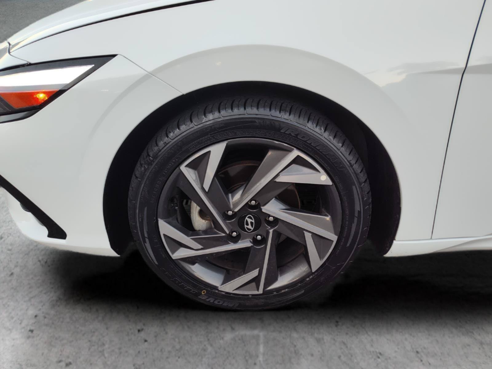 Used 2024 Hyundai Elantra Limited FWD image 14