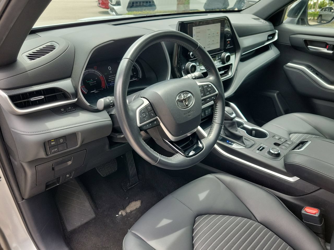 Used 2025 Toyota Highlander XSE AWD/4WD image 16