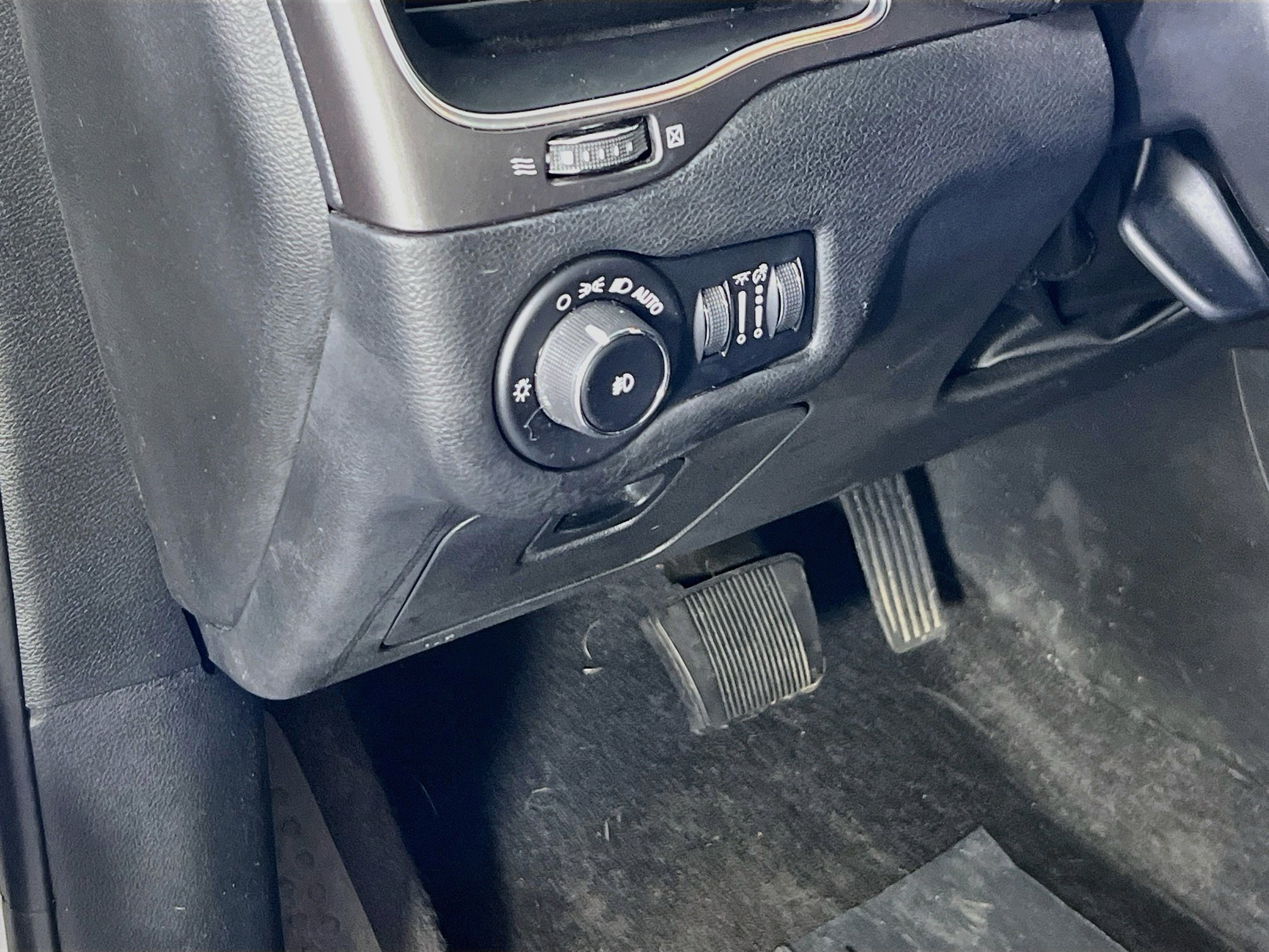 Used 2019 Jeep Cherokee Latitude Plus w/ Cold Weather Group AWD/4WD image 10