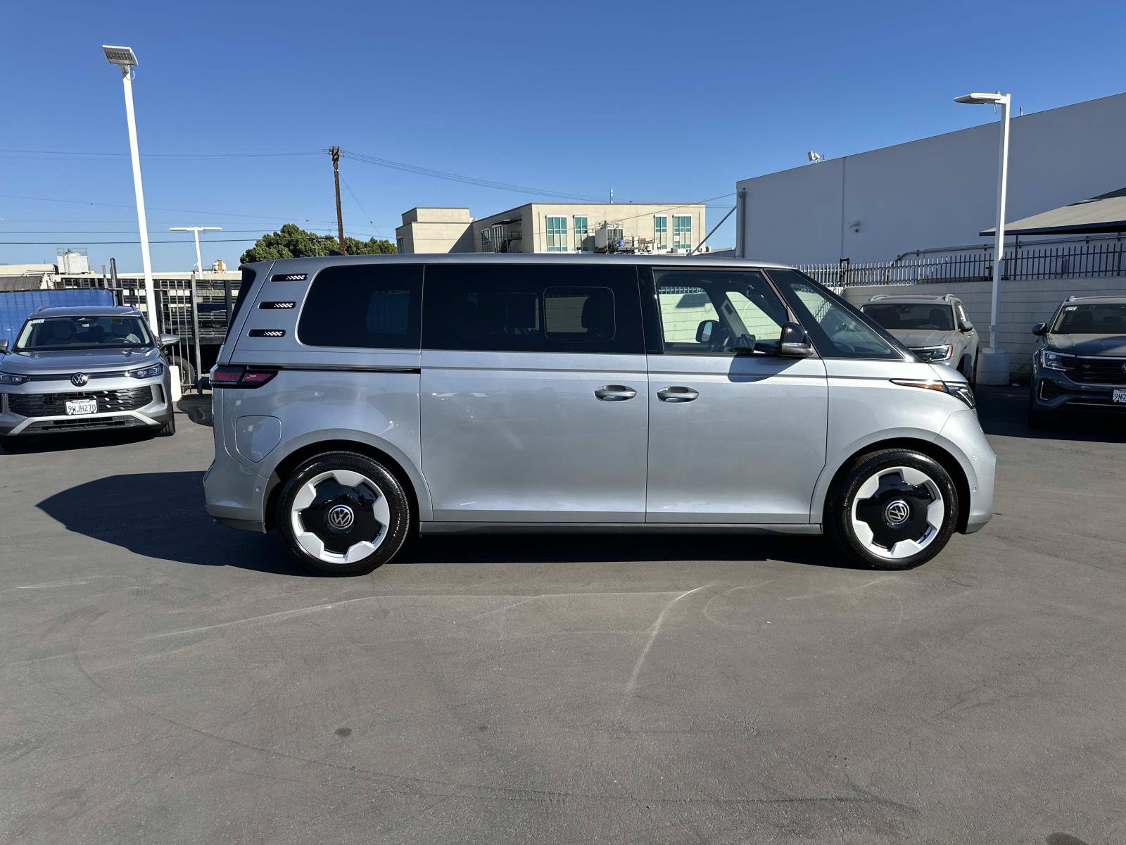 Certified 2025 Volkswagen ID. Buzz Pro S RWD image 3