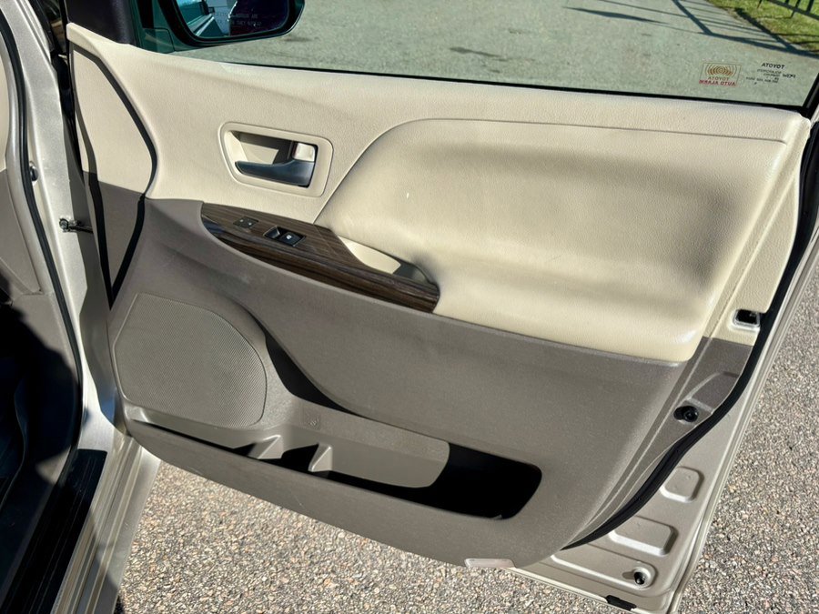 Used 2017 Toyota Sienna XLE w/ XLE Navigation Package image 9