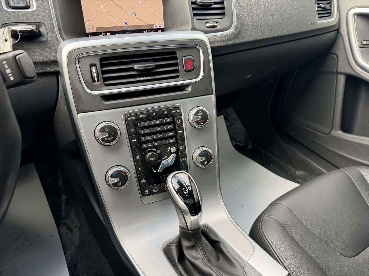 Used 2017 Volvo S60 T5 Inscription image 24