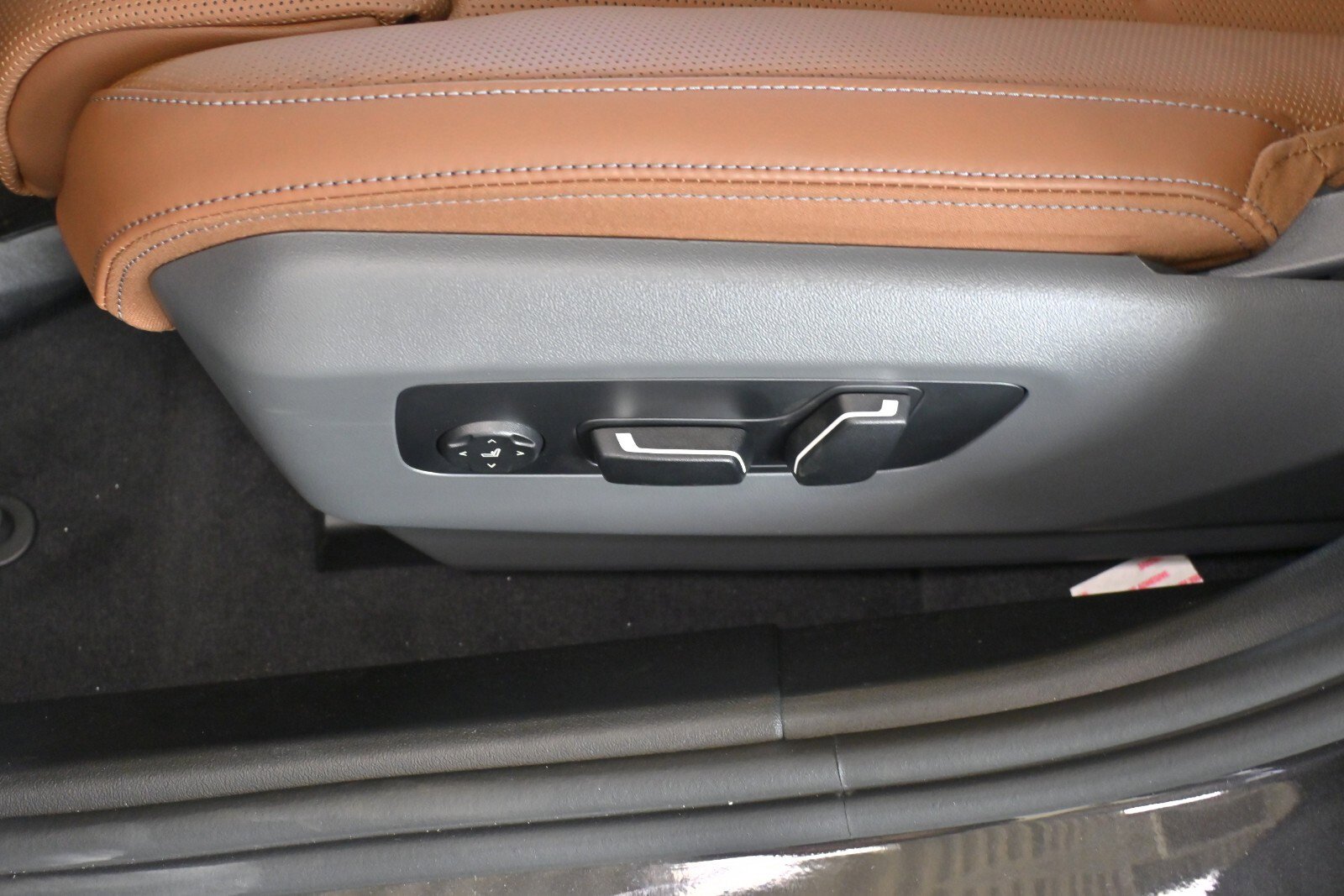 New 2026 BMW 550e xDrive w/ Executive Package image 11