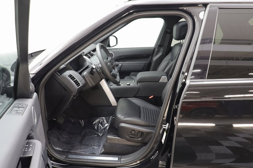 Certified 2025 Land Rover Discovery S image 6