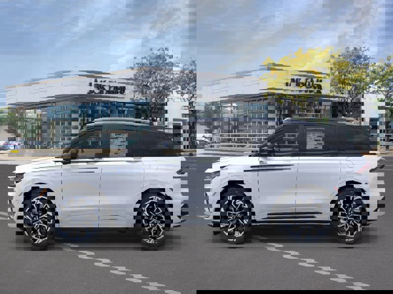 Used 2026 Lincoln Nautilus Reserve image 3