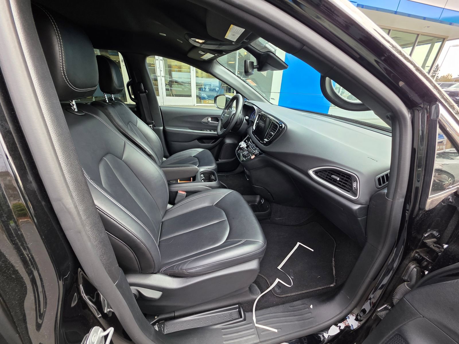 Used 2025 Chrysler Pacifica Select image 15