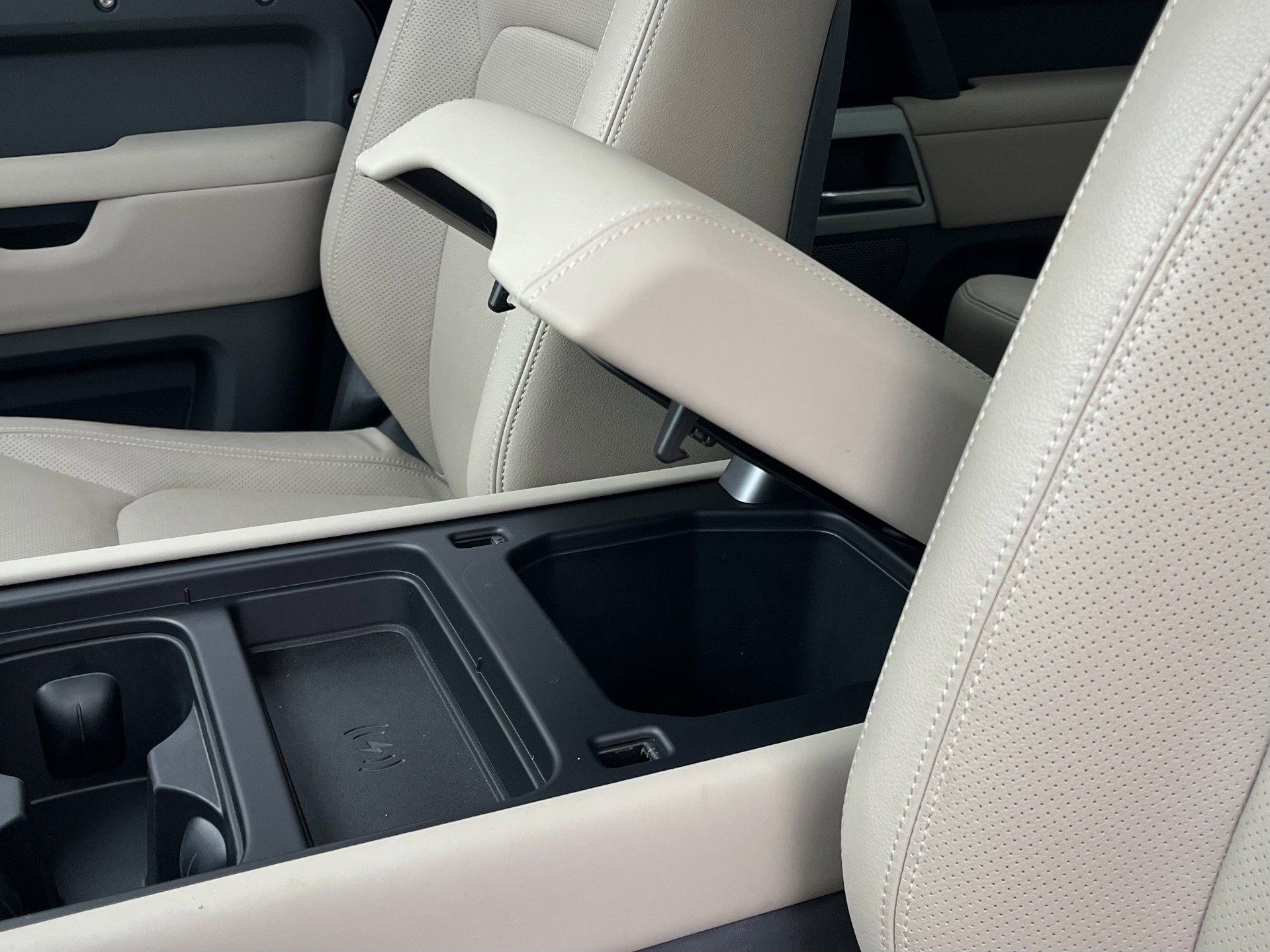 Used 2024 Land Rover Defender 110 SE image 14