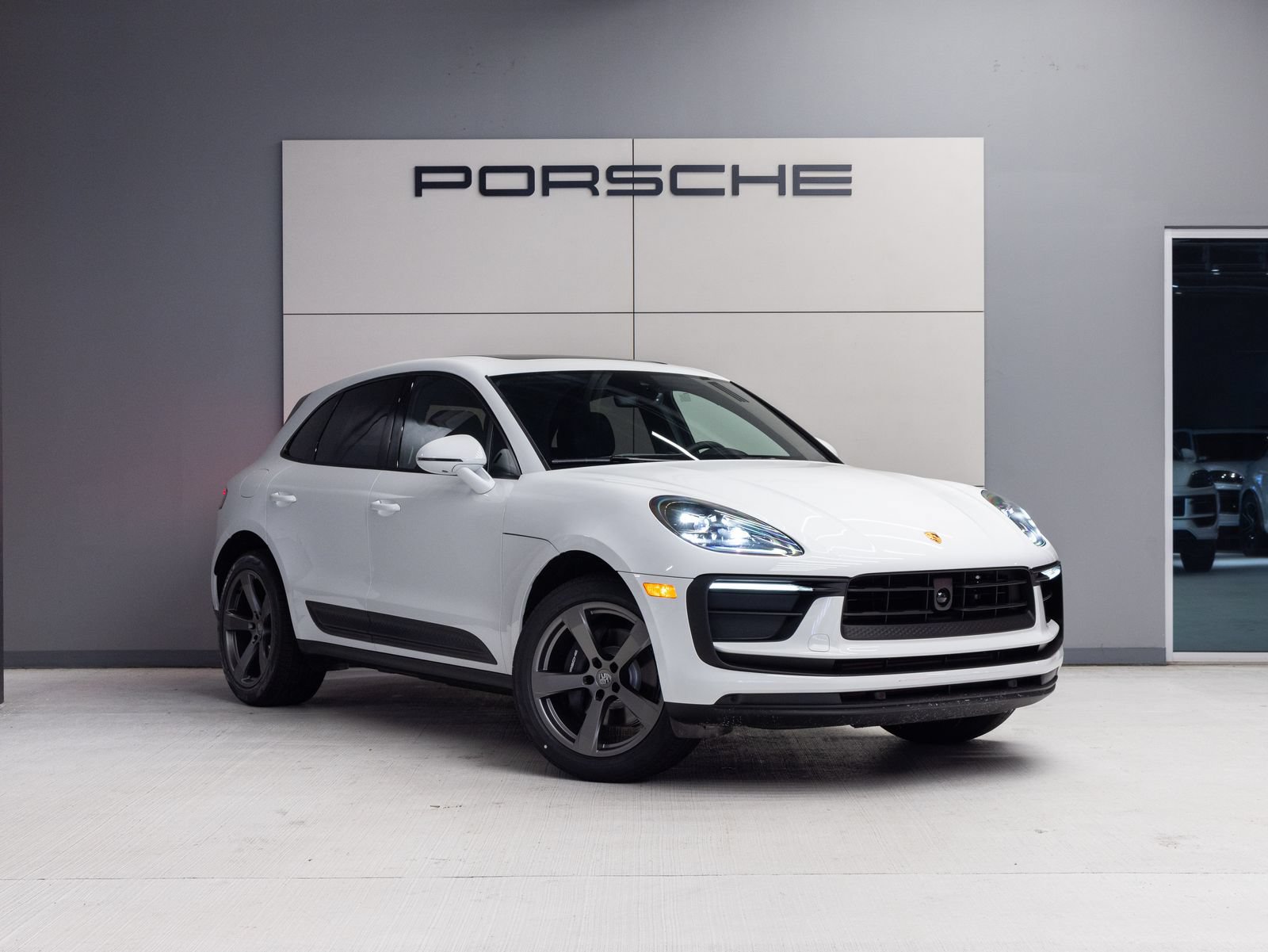 Certified 2026 Porsche Macan AWD/4WD image 9