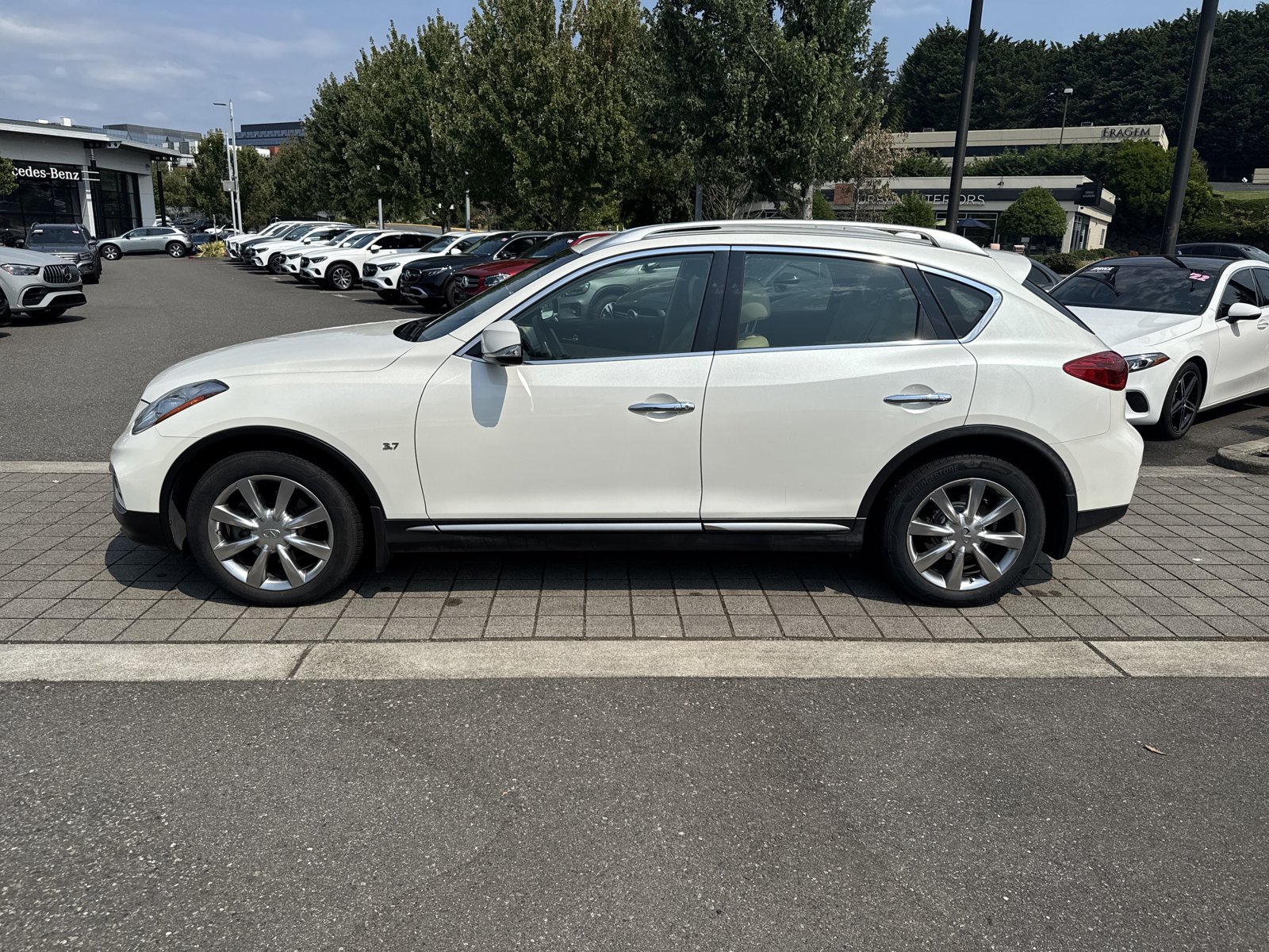 Used 2017 INFINITI QX50 AWD w/ Premium Plus Package image 8