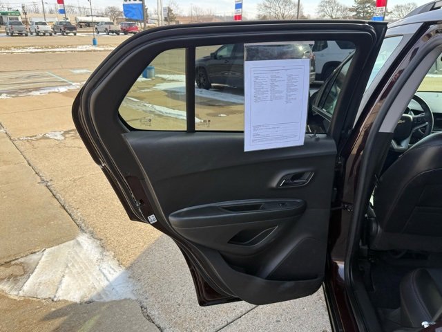 Used 2022 Chevrolet Trax LT w/ LT Convenience Package image 15