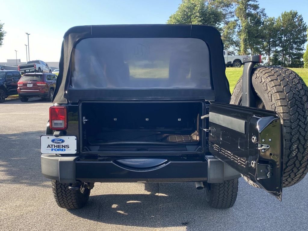 Used 2018 Jeep Wrangler Unlimited Sahara w/ Connectivity Group AWD/4WD image 5