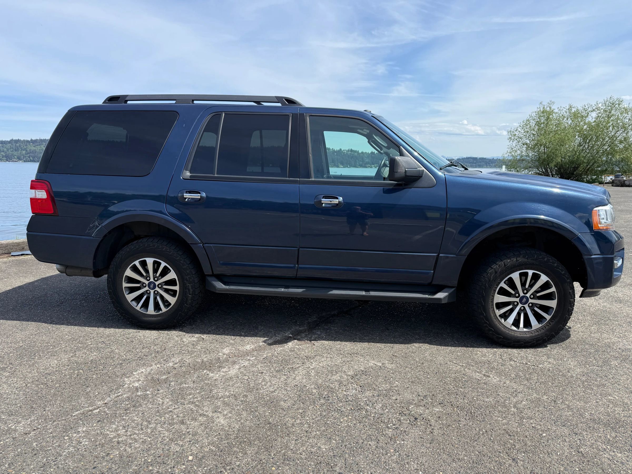 Used 2017 Ford Expedition XLT AWD/4WD image 6