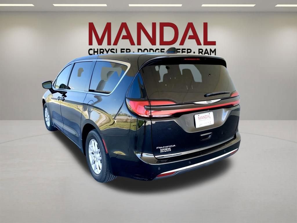 Used 2025 Chrysler Pacifica Select FWD image 8