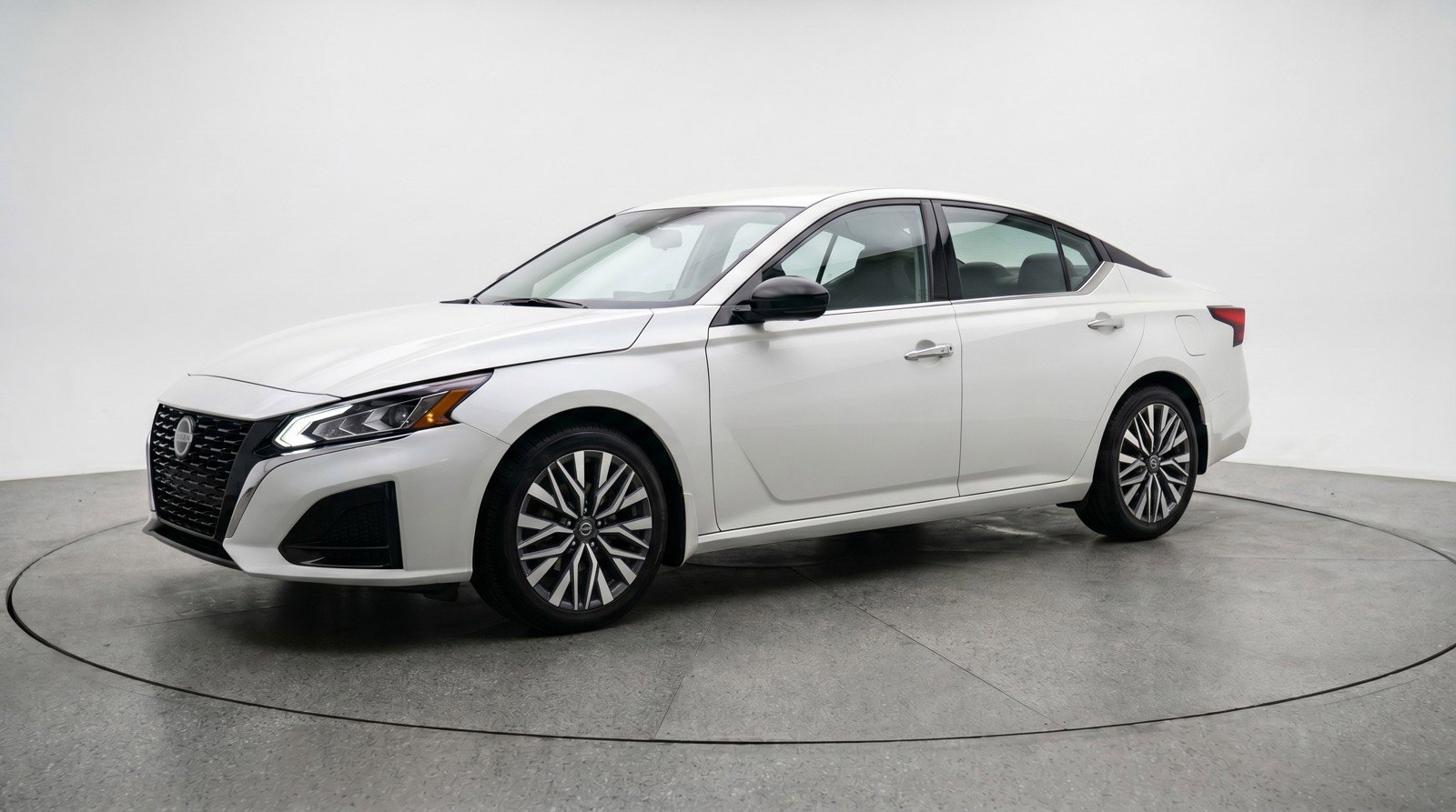 Used 2025 Nissan Altima 2.5 SV FWD image 3