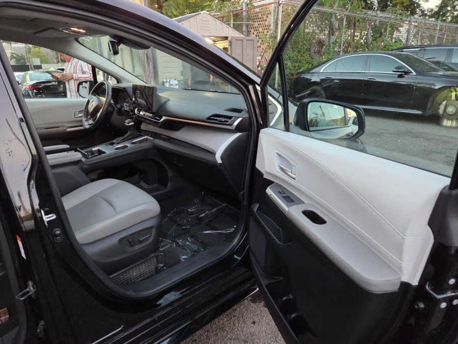 Used 2025 Toyota Sienna XLE FWD image 14