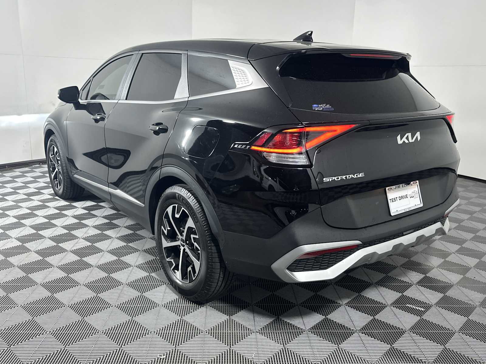 Used 2024 Kia Sportage EX FWD image 5