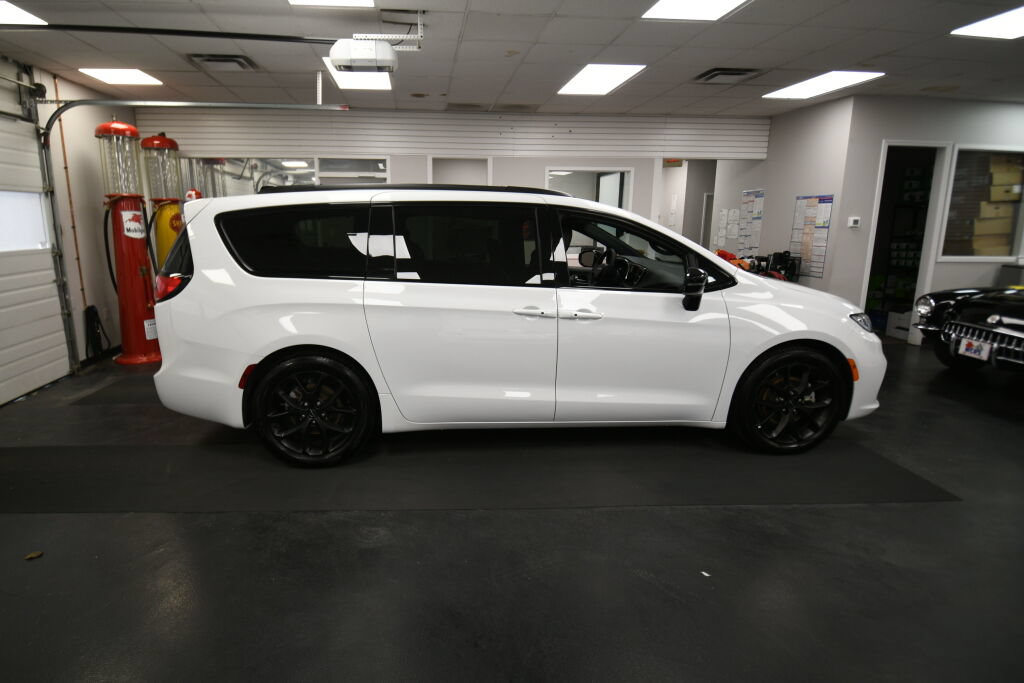 Used 2025 Chrysler Pacifica Limited FWD image 9