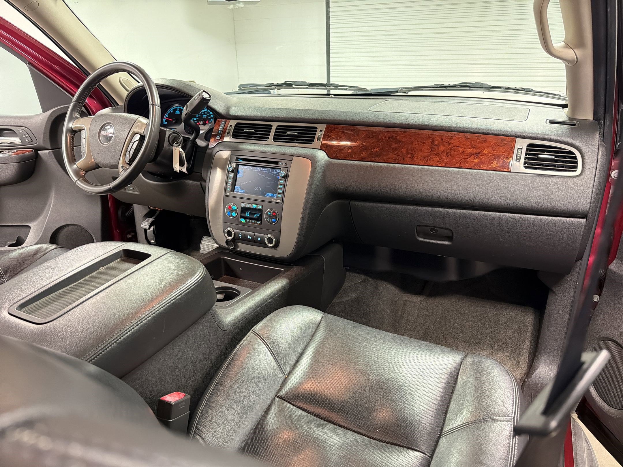 Used 2011 GMC Yukon SLT image 29