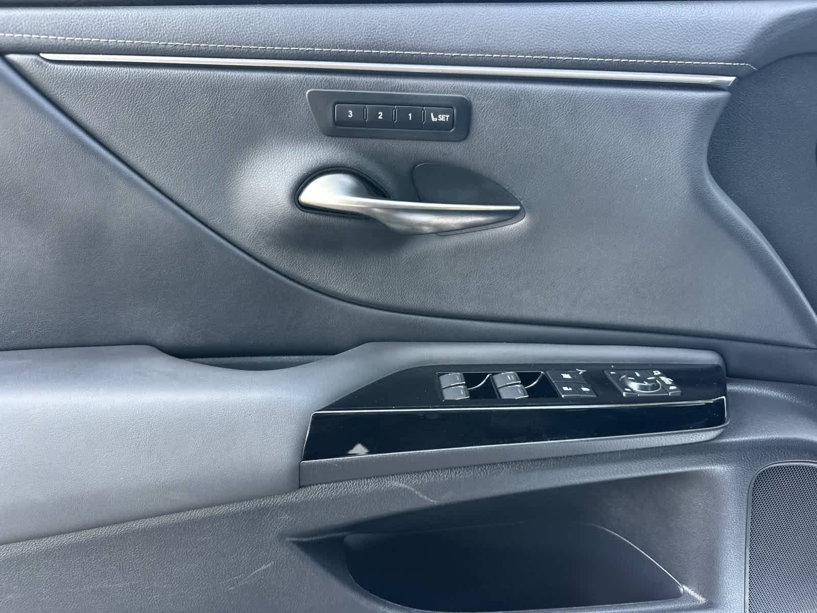 Used 2024 Lexus ES 300h w/ Premium Package FWD image 12