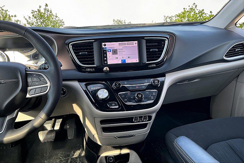 Used 2023 Chrysler Voyager LX FWD image 9