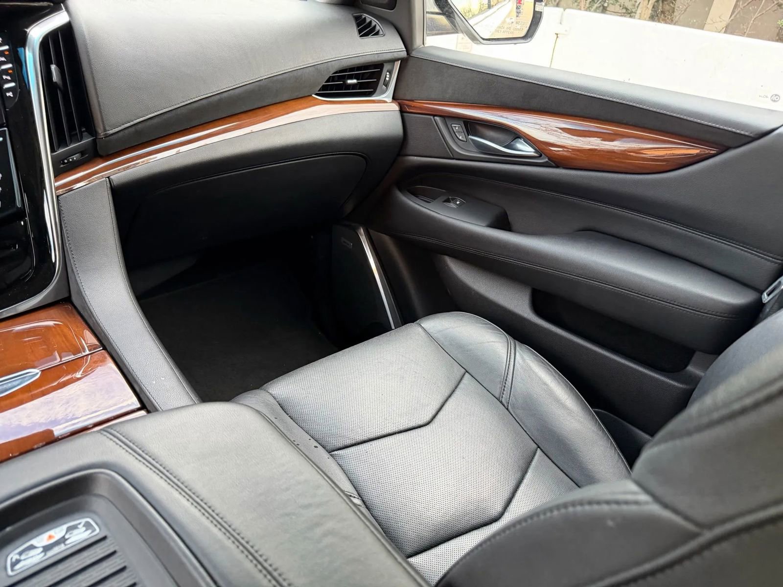 Used 2018 Cadillac Escalade ESV Luxury AWD/4WD image 18