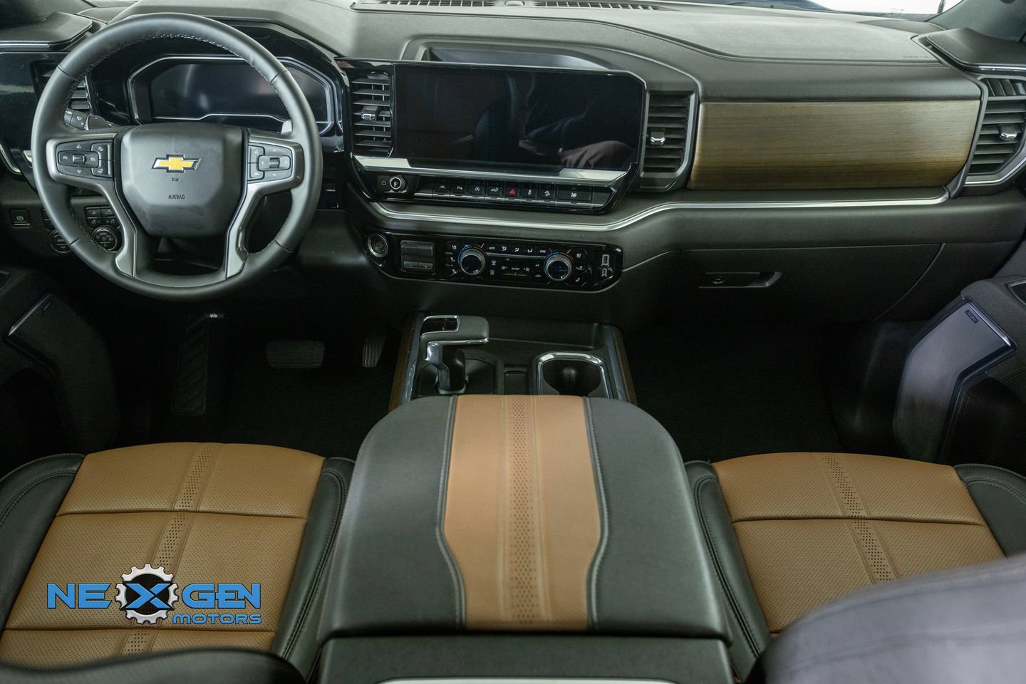 Used 2025 Chevrolet Silverado 1500 High Country w/ Technology Package AWD/4WD image 32
