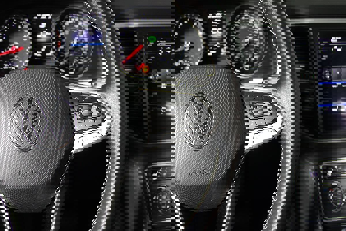 Used 2021 Volkswagen Atlas Cross Sport SE w/ Panoramic Sunroof Package image 17