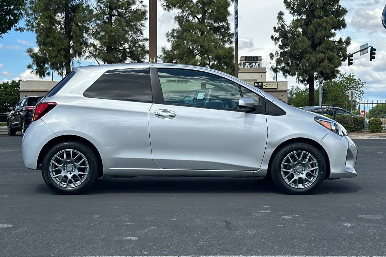 Used 2015 Toyota Yaris L image 8