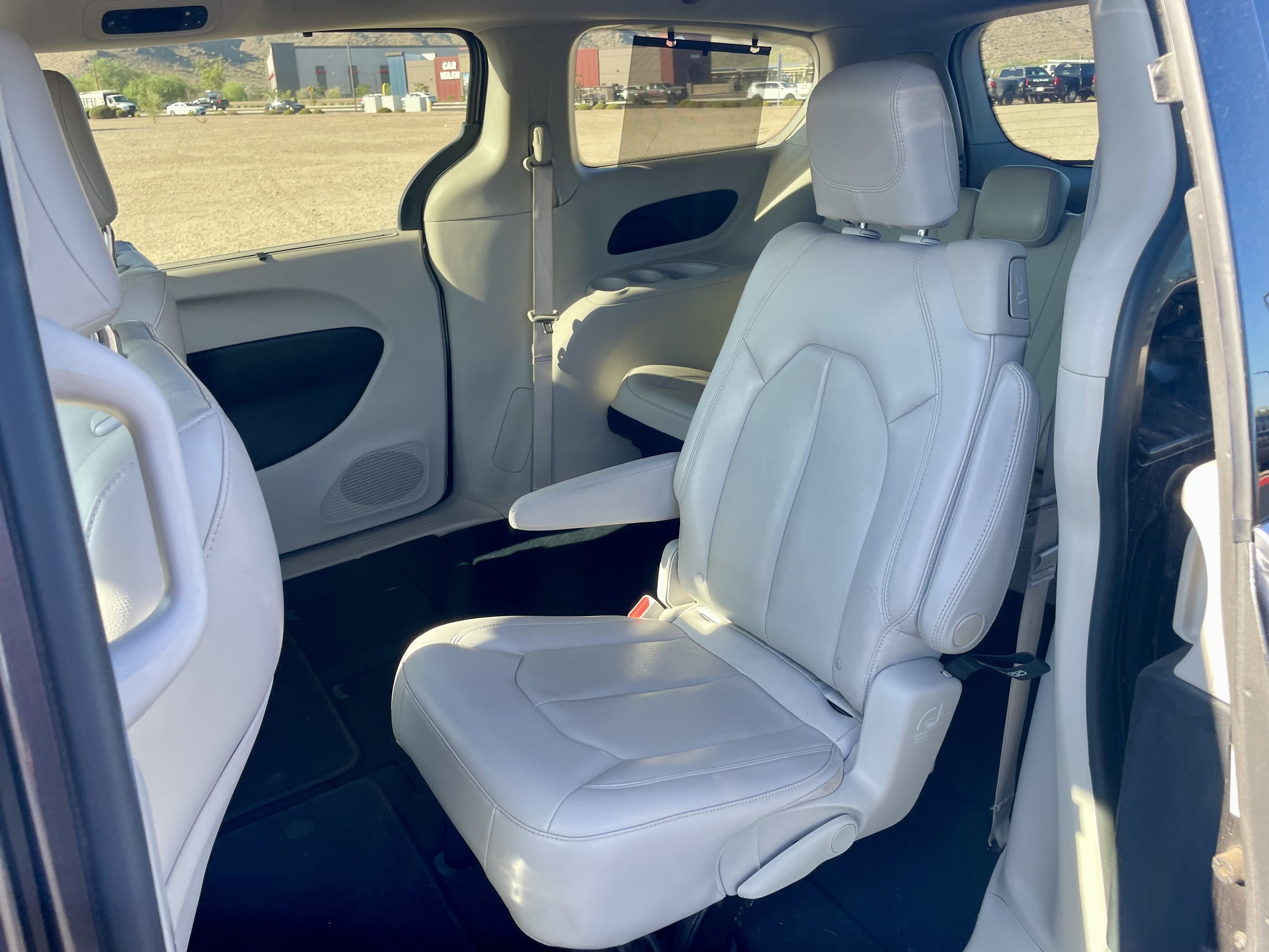 Used 2017 Chrysler Pacifica Touring-L FWD image 10