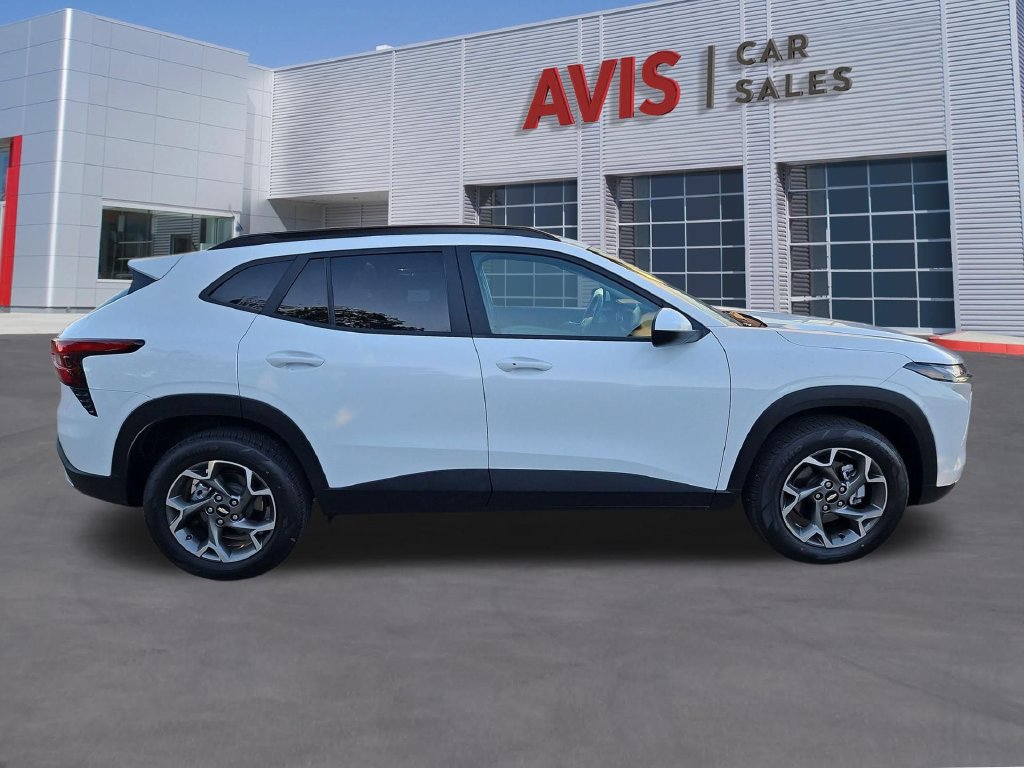 Used 2025 Chevrolet Trax LT w/ LT Convenience Package FWD image 4