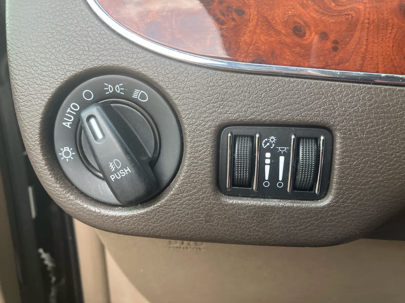 Used 2013 Chrysler Town & Country Touring FWD image 13