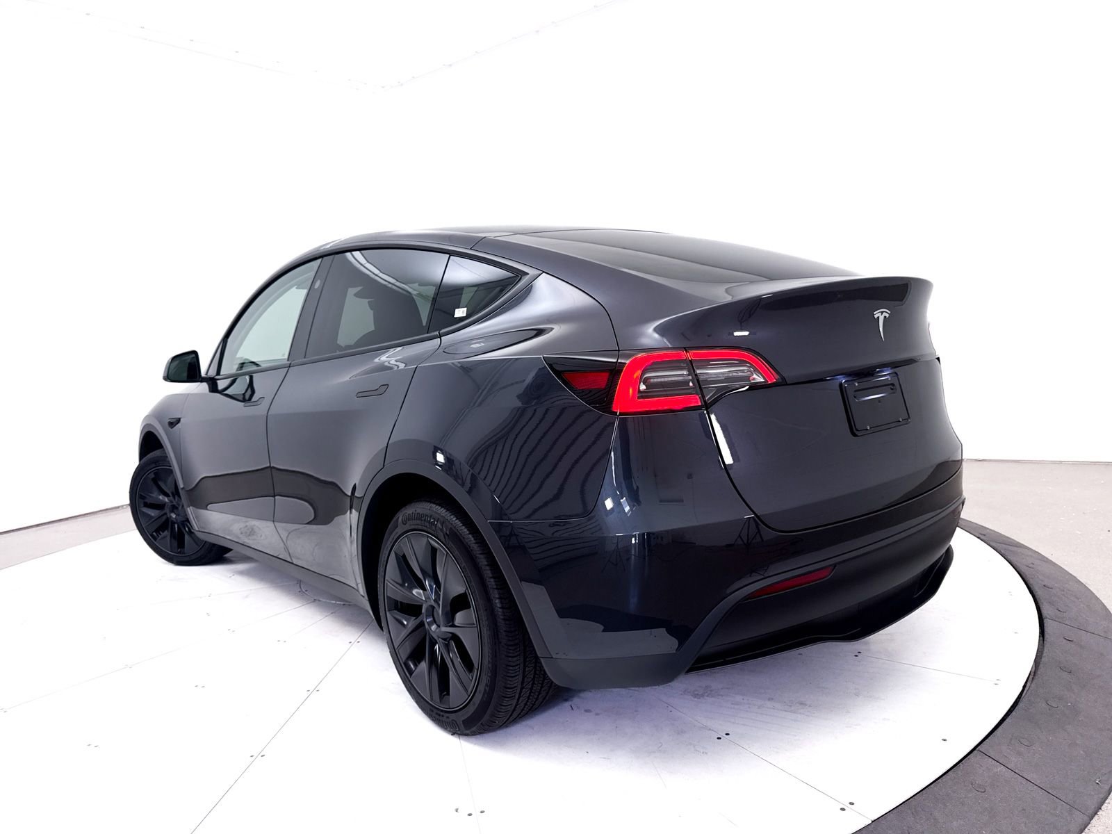 Used 2024 Tesla Model Y Long Range RWD image 2