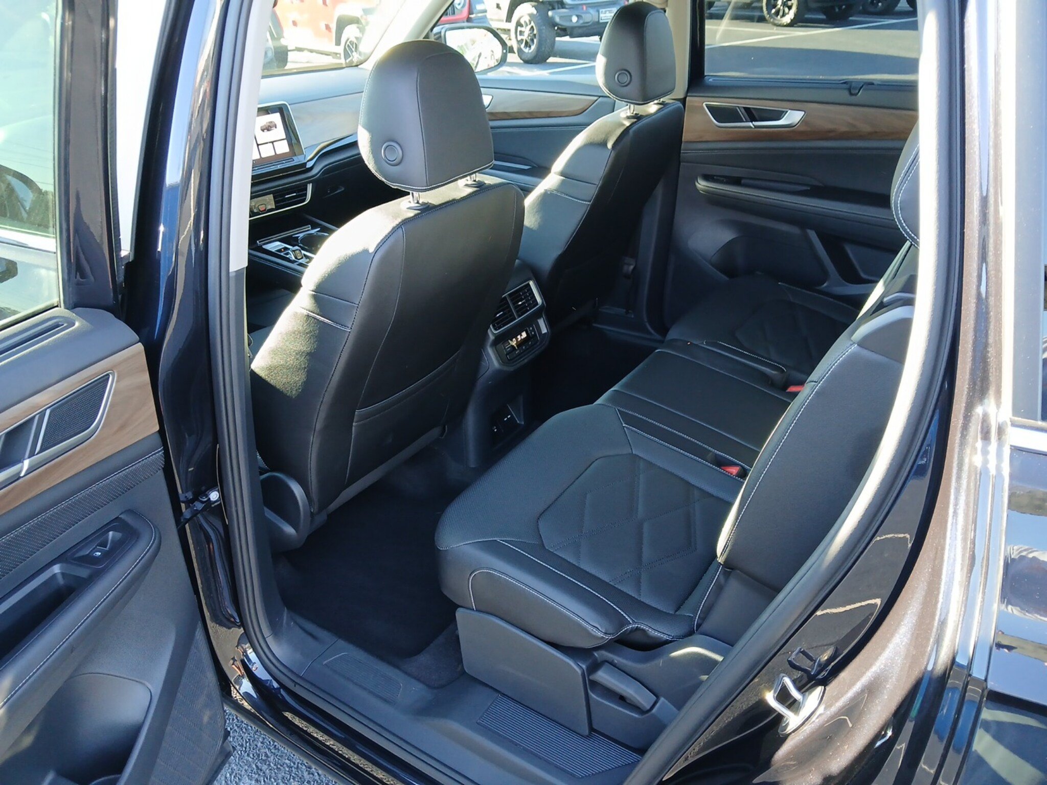 Used 2025 Volkswagen Atlas SE FWD image 29