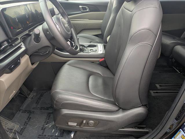 Used 2025 Kia Carnival image 16