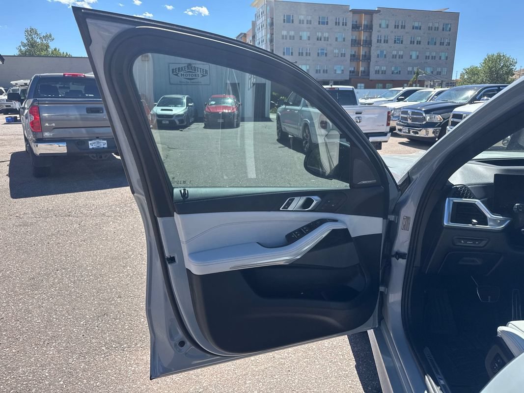 Used 2025 BMW X5 xDrive40i w/ M Sport Package AWD/4WD image 8